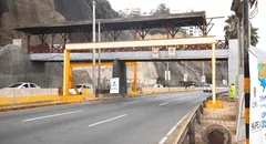 El nuevo sistema que evitara choques en los puentes de la Costa Verde: MML instala pórticos anti impacto