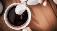 Científicos descubren que el consumo de café reduce el riesgo de demencia pero el azúcar sería un problema