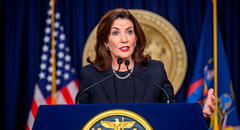 Kathy Hochul anuncia buenas noticias para trabajadores en Nueva York: bate récord histórico con aumento salarial en 2025