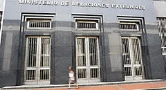 Familia de peruana deportada critica a Cancillería por exigir "certificado de pobreza" para reunirse con su hija