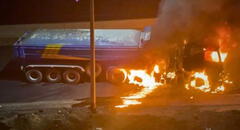 Chofer logra escapar ileso tras incendio en la cabina de su tráiler en la Panamericana Norte en Chancay