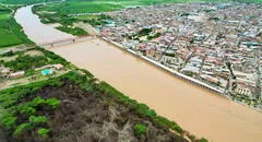 Familia queda atrapada en estación de bombeo tras desborde de río Tumbes y pide ayuda urgente