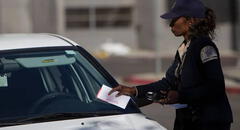 Nueva regla de California: conductores de Los Ángeles recibirán una multa de hasta US$406 por estacionar en estos lugares