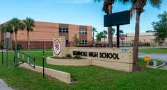 Alerta en Florida: arrestan a estudiante que generó pánico tras publicar un video rodeado por armas y amenazar con un tiroteo escolar