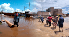 Desbordes dejan sin agua a Puno y en Juliaca crecida de río convierte urbanización en laguna