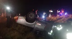 Puno: conductor queda grave tras volcar su camioneta
