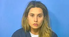 Arrestan a profesora de educación especial tras ser acusada de abusar sexualmente de un estudiante en Chicago