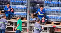 Captan a repartidor de Pepsi bebiendo una Coca Cola y usuarios reaccionan: “Ni Judas se atrevió a tanto”