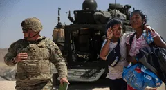 Crece la alerta entre inmigrantes por despliegue de vehículos blindados del Ejército de EEUU en la frontera con México