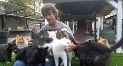 Muere dueño de 'Santuario Happy Cat' en incendio en Medford, Nueva York: "Dio su vida para salvar a estos gatos"