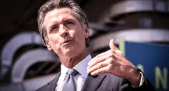 Tres leyes firmadas por Gavin Newsom que son poco conocidas y que todo conductor debería tener en cuenta para evitar multas