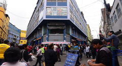 Centro de Lima: almacenes informales siguen funcionando pese a peligro de un incendio