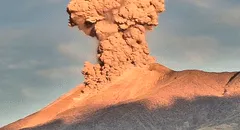 Volcán Kanlaon en Filipinas entra en erupción y lanza una impresionante columna de cenizas al aire