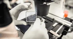 Científicos peruanos crean con éxito un chip barato que detecta el avance temprano del cáncer y evita la metástasis