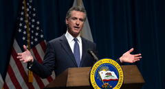 California: ley firmada por Gavin Newsom prohíbe a empleadores pedir la licencia de conducir como requisito de trabajo