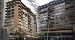 El edificio de Miraflores que nunca terminó de construirse, pero viven 30 familias y en su primer piso funciona una discoteca