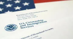 USCIS señala quiénes pueden solicitar la residencia permanente por lazos familiares en Estados Unidos