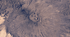 Un astronauta descubre desde el espacio un misterioso lago oculto y rastros antiguos de lava en un supervolcán en el desierto