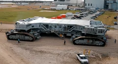 El monstruo de 3.000 toneladas que utiliza 625 litros de diésel para recorrer solo 1 km: un camión que mueve cohetes a 5 km por hora con precisión milimétrica