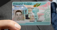 Inmigrantes que cumplan esta edad en 2025 deberán renovar su Green Card obligatoriamente por esta razón