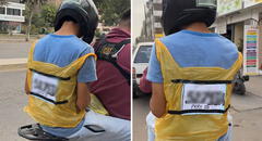 Motociclista improvisa chaleco con bolsa de plástico y usuarios se percatan de detalle en la placa: “No coincide”