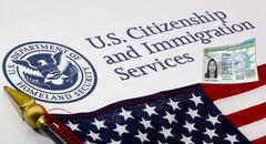 Confirmado: USCIS aclara cuánto tiempo puede estar fuera de EEUU un residente permanente sin perder su Green Card