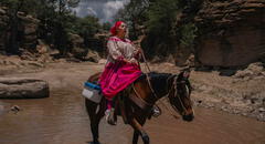 Julia Paredes, la enfermera que recorre a caballo la sierra de Chihuahua para llevar vacunas a comunidades alejadas