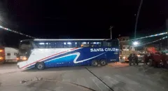 Delincuentes armados bloquean carretera para asaltar a pasajeros de bus interprovincial en Puno