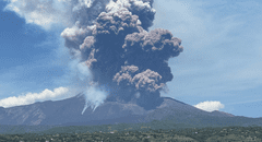 Volcán Etna entra en erupción en Sicilia: lanza una enorme nube de ceniza visible desde kilómetros en Italia