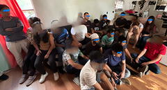 Escondite no tan secreto: arrestan a 16 inmigrantes indocumentados que se ocultaban en una casa en Texas