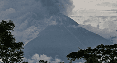 Volcán hace erupción en Guatemala y más de 500 personas son evacuadas: Gobierno cerró carretera y canceló clases