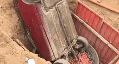 Auto cae a zanja en Ventanilla durante obras de alcantarillado: ocupantes salen ilesos pese al impacto