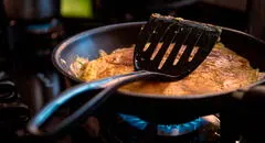 Estos son los utensilios de cocina que liberan millones de microplásticos y contaminan los alimentos
