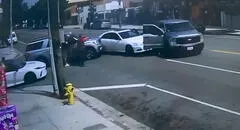 ICE embiste vehículo para arrestar a hombre que protestó en Los Ángeles: su esposa y sus dos niños estaban en el auto