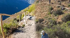 Guías turísticos advierten peligro en tres miradores del Colca luego de que joven turista cayera 400 metros
