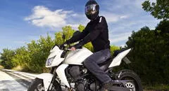 Tips clave de seguridad para manejar una moto en zonas urbanas con alto tensito vehicular y evitar accidentes