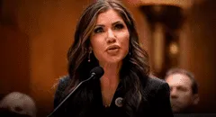 Kristi Noem, secretaria del DHS, es trasladada de emergencia en ambulancia a un hospital de Washington por una reacción alérgica