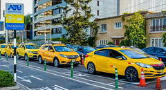 Taxistas hacen largas colas por cambio gratuito de vinil amarillo: solo hay 200 cupos y deben portar publicidad, según ATU