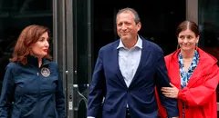 Liberan al candidato a la alcaldía de Nueva York, Brad Lander, tras haber sido arrestado por el ICE en tribunal de inmigración