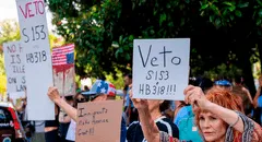 No quieren más redadas: exigen al gobernador de este estado en EEUU vetar los proyectos de ley que amplían la cooperación con ICE
