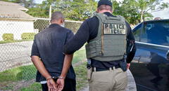 Reside legalmente con Green Card en Estados Unidos desde hace casi 60 años y, aun así, ICE lo detuvo por esta razón