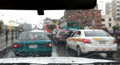 Conduce seguro bajo la lluvia o de noche: consejos clave para evitar accidentes y mantener el control de tu vehículo