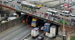 Vía de Evitamiento es bloqueada hacia el sur: camión de carga queda atrapado en puente Ricardo Palma