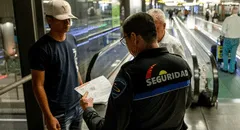 Detienen a policía del aeropuerto de Madrid-Barajas por cobrar a extranjeros para entrar a España: llegaba a juntar 100 euros por persona