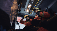 Bombero se ve obligado a trabajar con su bebé en brazos para cubrir turno a último minuto: "Me dijeron que me buscara la vida"