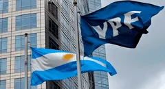 Justicia de EEUU ordena a Argentina ceder el 51% de sus acciones en la petrolera YPF a dos sociedades españolas