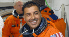 La historia del astronauta mexicano José Hernández que pasó de ser campesino a participar en una misión espacial en la NASA