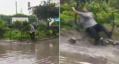 Adulto mayor sufre aparatosa caída por agua empozada tras lluvias fuera de hospital en Villa El Salvador