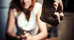 Peruano es detenido por agredir físicamente a su pareja frente a su hijos en España