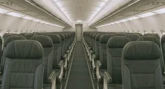 Pasajero exige que le cambien el asiento para tener más espacio, se tira al suelo y acaba expulsado de un vuelo en Tailandia